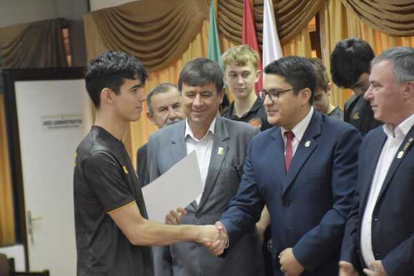 GOBERNACIÓN ENTREGA RECONOCIMIENTO A LA FEDERACIÓN DE BÁSQUETBOL DE LAS COLONIAS UNIDAS