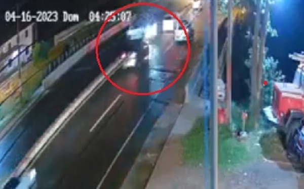Diario HOY | Bache y alta velocidad provocan impactante choque sobre Acceso Sur