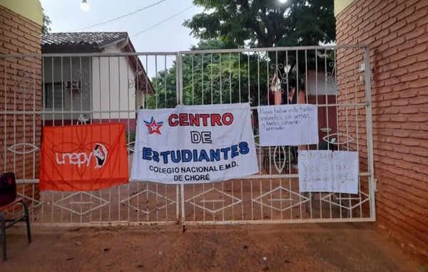 Estudiantes toman colegio cansados de tener clases bajo árboles - Noticiero Paraguay