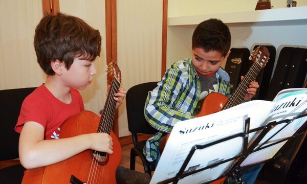 Habilitan inscripciones para cursos de guitarra, piano y lenguaje musical en la UNE