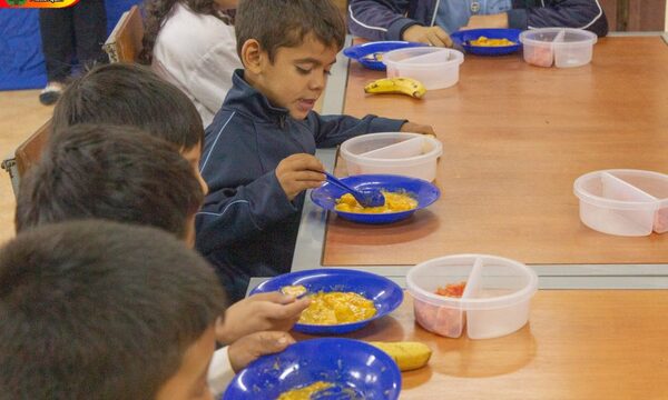 Entregan almuerzo a escolares en Mallorquín