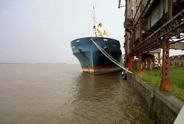 Huelga en puertos de Rosario paraliza embarque de granos - Mundo - ABC Color
