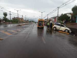 Automovilista pierde el control y derriba un semáforo en el acceso al barrio Chaipé de Encarnación