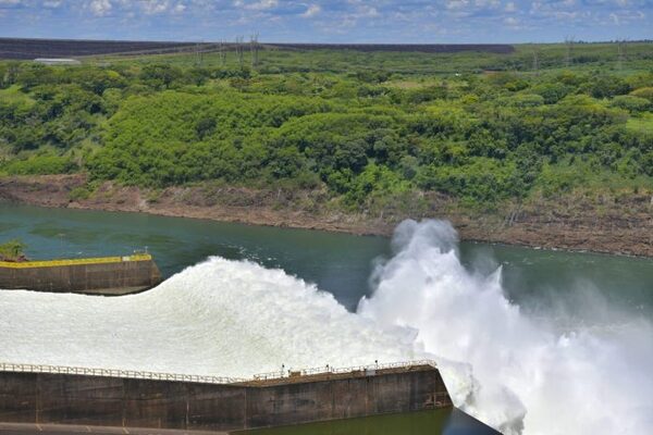 Reabren compuertas del vertedero de la central hidroeléctrica Itaipu