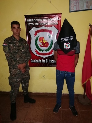Se cayó de su motocicleta, policías lo intentaron ayudar y termina agrediéndolos