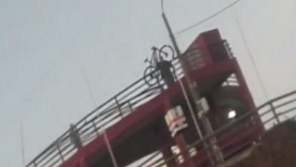 Guardia destroza bicicleta de un turista