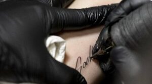 Realizan tatuajes gratuitos para católicos en Austria