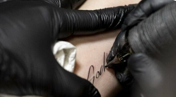 Realizan tatuajes gratuitos para católicos en Austria