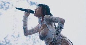 La Nación / La cantante Cazzu anunció su embarazo en pleno concierto