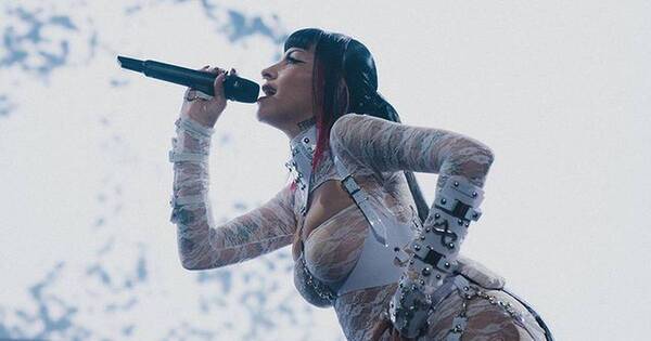 La Nación / La cantante Cazzu anunció su embarazo en pleno concierto