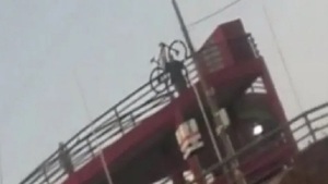 Guardia de seguridad arremete contra la bicicleta de un joven - Noticias Paraguay