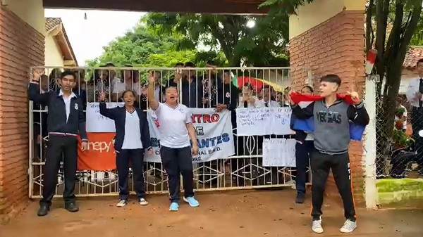 San Pedro: Estudiantes toman colegio cansados de dar clases bajo árboles - Noticias Paraguay