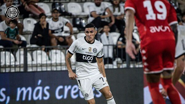 Hugo Fernández, el más machacado por los hinchas de Olimpia