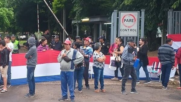 Ayolenses piden trabajo a la EBY con una manifestación