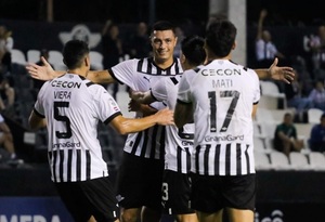 Libertad golea y sigue firme en la punta