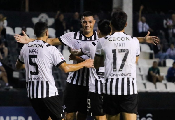 Libertad golea y sigue firme en la punta