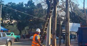 La Nación / Centro de CDE: Ande anunció que telefónicas e internet deberán sacar enjambre de cables