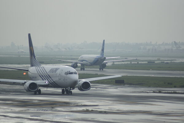 Dos aviones se impactan al rodar en pistas de aeródromo de Ciudad de México - MarketData