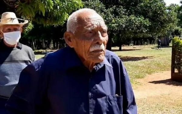 Abuelito cumplió 104 años y reveló que el secreto es tomar mucha leche - Noticiero Paraguay
