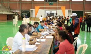 Municipalidad de CDE acompañó entrega de tarjetas a los beneficiarios de Tekoporã – Diario TNPRESS