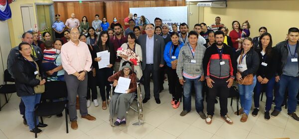 Familias de territorios sociales de Areguá y Capiatá recibieron contratos de compra venta de lotes - .::Agencia IP::.