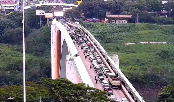 Exobreros de Itaipú vuelven a cerrar paso en el Puente de la Amistad - ABC en el Este - ABC Color