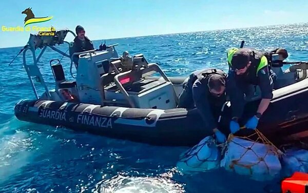 Italia: Incautan dos toneladas de cocaína en el mar cerca de Sicilia