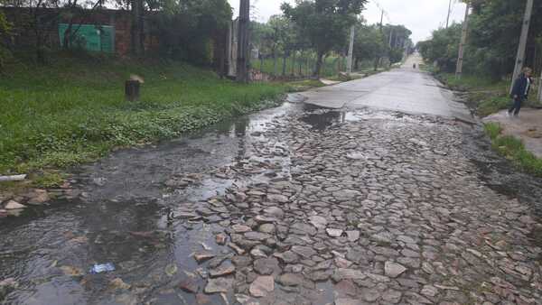 Mariano Roque Alonso, minada de baches y aguas residuales