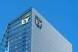 La consultora EY planea recortar 3.000 empleos en EEUU, según Financial Times - Revista PLUS