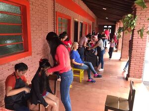 Alumnos del SNPP llevan solidaridad a hogar de niños con cortes y peinados