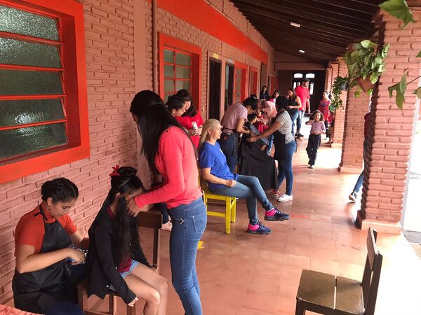 Alumnos del SNPP llevan solidaridad a hogar de niños con cortes y peinados