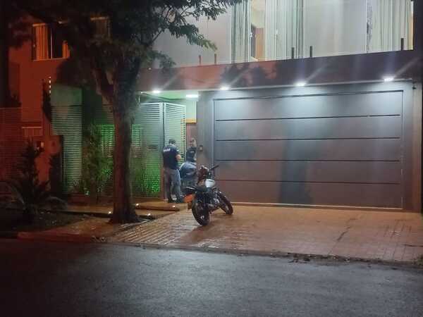 Agentes de Investigaciones allanaron una vivienda en el Bo. Mcal. Estigarribia - Oasis FM 94.3