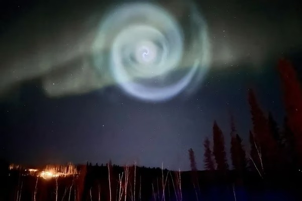 Diario HOY | Inusual espiral azul apareció en medio de auroras boreales en Alaska