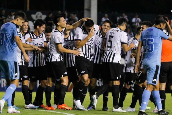 Versus / ¡Fantasía pura! El golazo de tiro libre de "Tacuara" Cardozo ante Resistencia