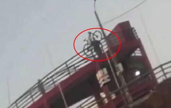 Guardia destroza bicicleta de un turista tras arrojarla desde las alturas en Itapúa – Prensa 5