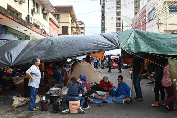 Campesinos siguen frente al MAG, bloqueando el tránsito y los accesos a negocios - Nacionales - ABC Color