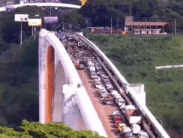 Exobreros tercerizados de Itaupú vuelven a cerrar el Puente de la Amistad · Radio Monumental 1080 AM