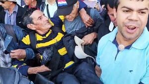 Ex obreros de Itaipú son detenidos tras forcejeos en CDE