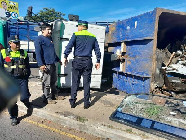 Camión volcó y causó caos sobre avenida Fernando de la Mora