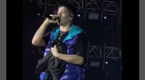 [VIDEO] El tierno gesto de un cantante con una fan robada en pleno show