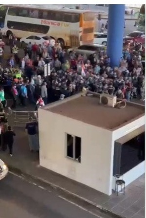 Una docena de ex obreros detenidos por cierre de Puente de la Amistad