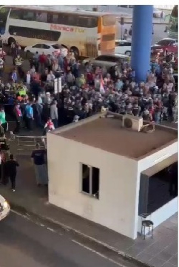 Una docena de ex obreros detenidos por cierre de Puente de la Amistad