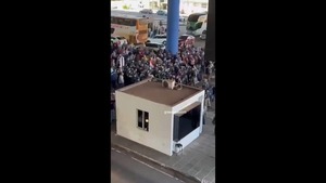 Sacan a la fuerza a ex obreros tercerizados de Itaipú y despejan el Puente de la Amistad - ADN Digital
