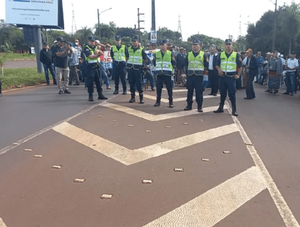 Policía detiene a exobreros tercerizados de Itaipú en el Puente de la Amistad · Radio Monumental 1080 AM