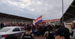 La Nación / Reclamo no resuelto de exobreros de Itaipú derivó en otro bloqueo fronterizo