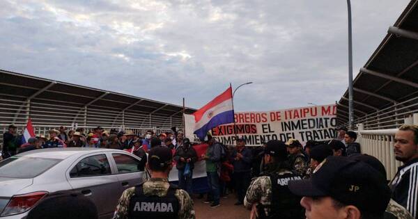 La Nación / Reclamo no resuelto de exobreros de Itaipú derivó en otro bloqueo fronterizo