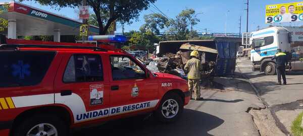 Diario HOY | Camión chatarrero volcó sobre Av. Fernando de la Mora debido a excesiva carga