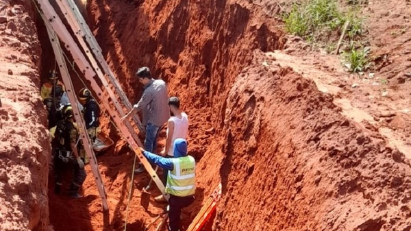 Tres obreros mueren al derrumbarse un canal que no tendría protección | 1000 Noticias