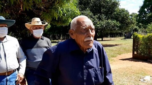 Cumplió 104 años: Abuelito revela que su secreto es beber leche
