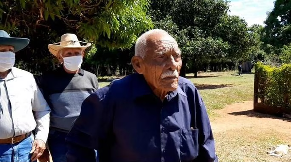 Cumplió 104 años: Abuelito revela que su secreto es beber leche